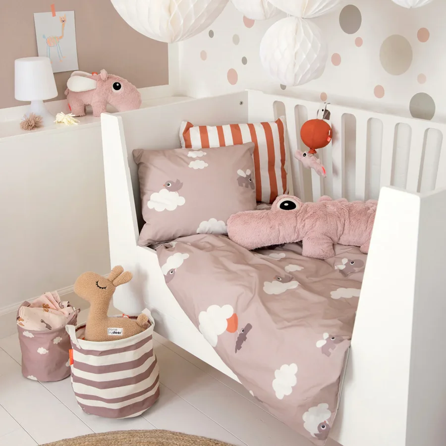 Done by Deer Baby sengetøj, Happy clouds powder - Køb online kun kr.