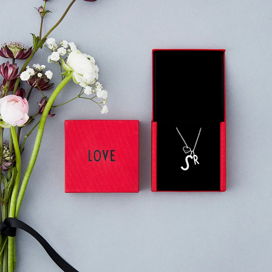 Design Letters smykkevedhæng, sort emalje hjerte - sølv