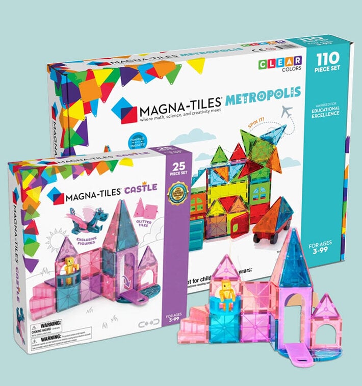 To æsker med Magna Tiles