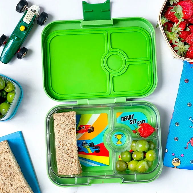 Yumbox Panino madkasse m. 4 rum, Matcha green - Race cars tray