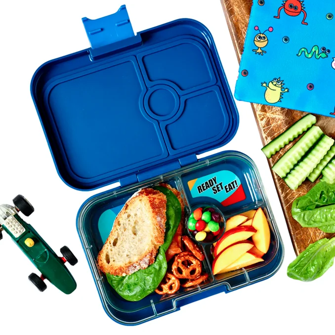 Yumbox Panino madkasse m. 4 rum, Monte Carlo blue - Race cars tray