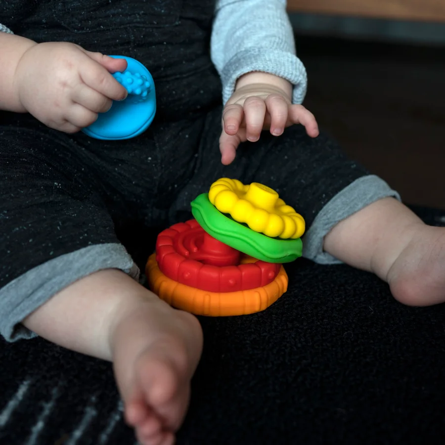 Baby Einstein stabeltårn med teksturerede bideringe
