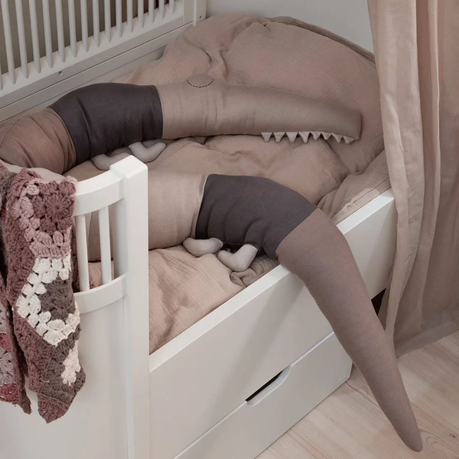 Sebra strikket pude, sleepy Croc, seabreeze beige