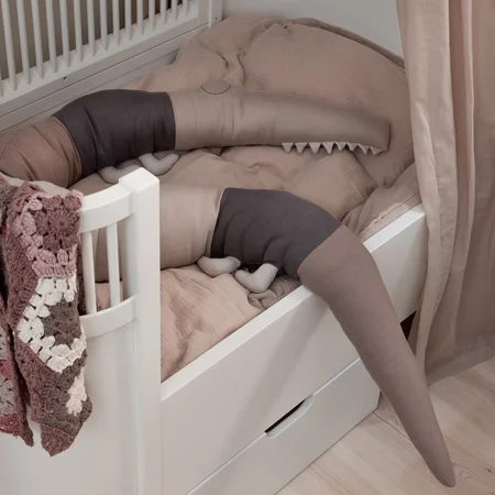 Sebra strikket pude, sleepy Croc, seabreeze beige