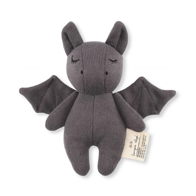 Konges Sløjd strikket bamse med rangle, bat