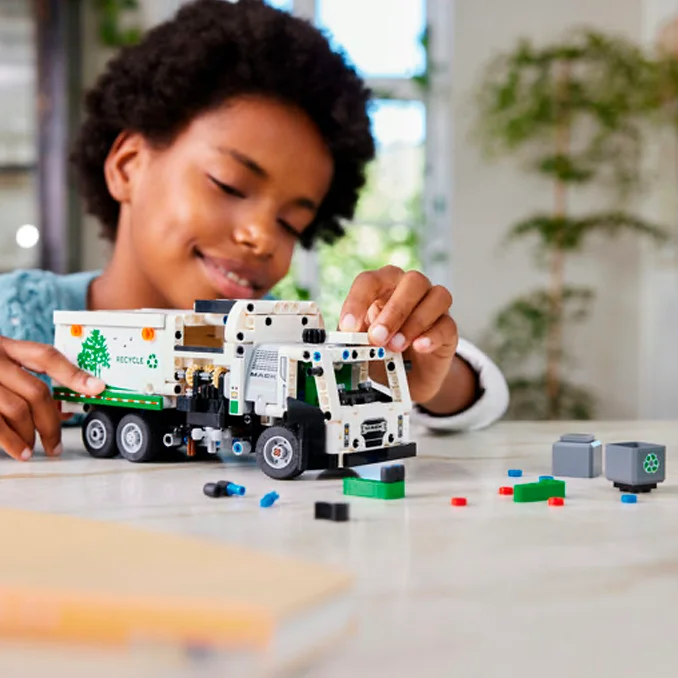 LEGO® Technic, Mack® LR Electric Müllwagen
