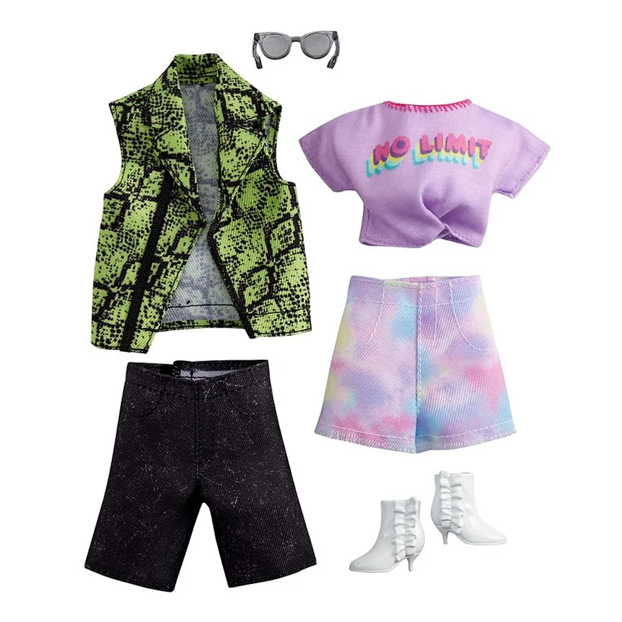 Barbie og Ken dukketøj, tie-dye shorts og grøn vest