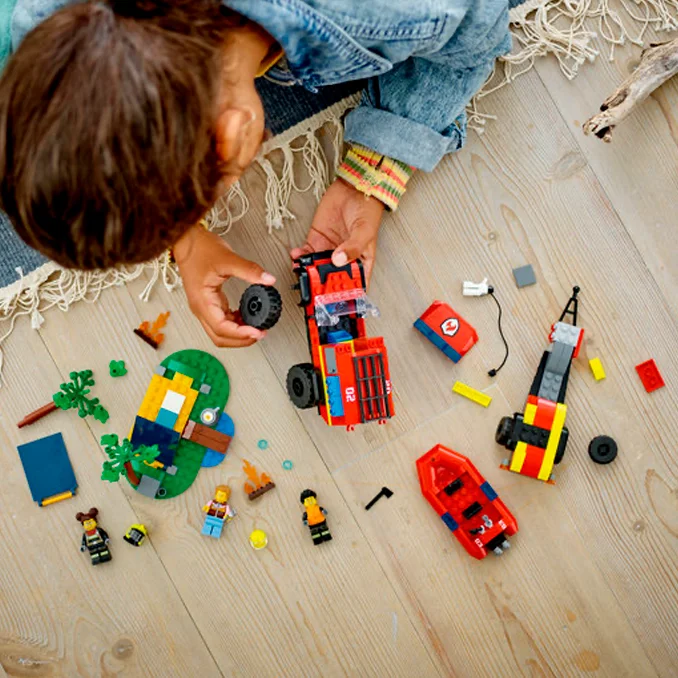 LEGO® City, Feuerwehrgeländewagen mit Rettungsboot