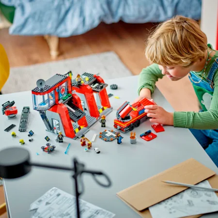 LEGO® City, Feuerwehrstation mit Drehleiterfahrzeug