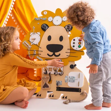Aktivitätstafel mit Bodenständer, Löwe, Foxy Family