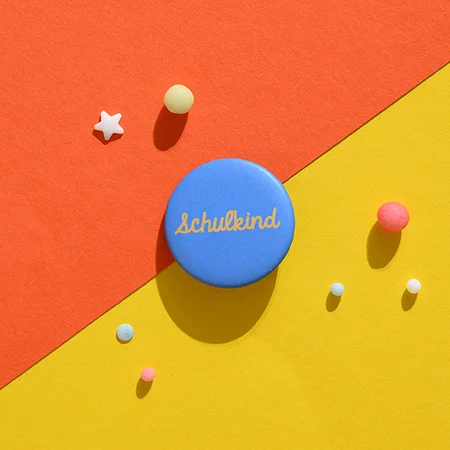 Button "Schulkind", senfgelb/blau