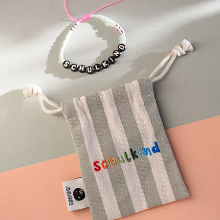 Perlenarmband "Schulkind", mint/pink mit schwarzen Buchstaben
