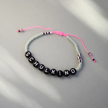 Perlenarmband "Schulkind", mint/pink mit schwarzen Buchstaben