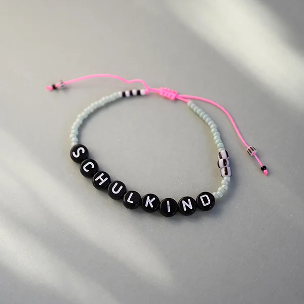 Perlenarmband "Schulkind", mint/pink mit schwarzen Buchstaben