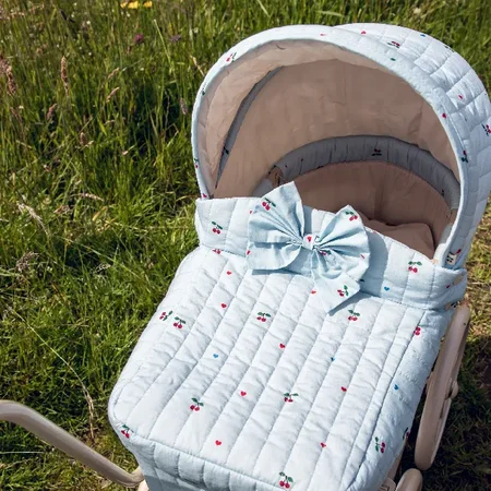 Konges Sløjd Minnie Puppenwagen mit Schleife, cherry blue coeur, exklusiv bei Kleines Karussell