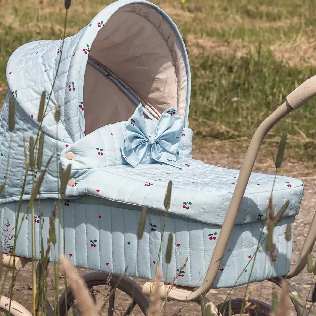 Konges Sløjd Minnie Puppenwagen mit Schleife, cherry blue coeur, exklusiv bei Kleines Karussell