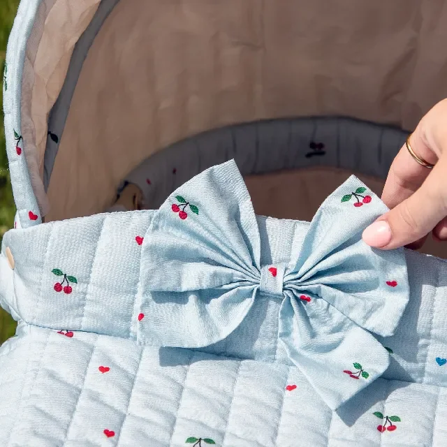 Konges Sløjd Minnie Puppenwagen mit Schleife, cherry blue coeur, exklusiv bei Kleines Karussell