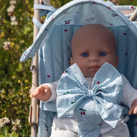 Konges Sløjd Zoe Schleifen-Puppenbuggy, cherry blue coeur, exklusiv bei Kleines Karussell