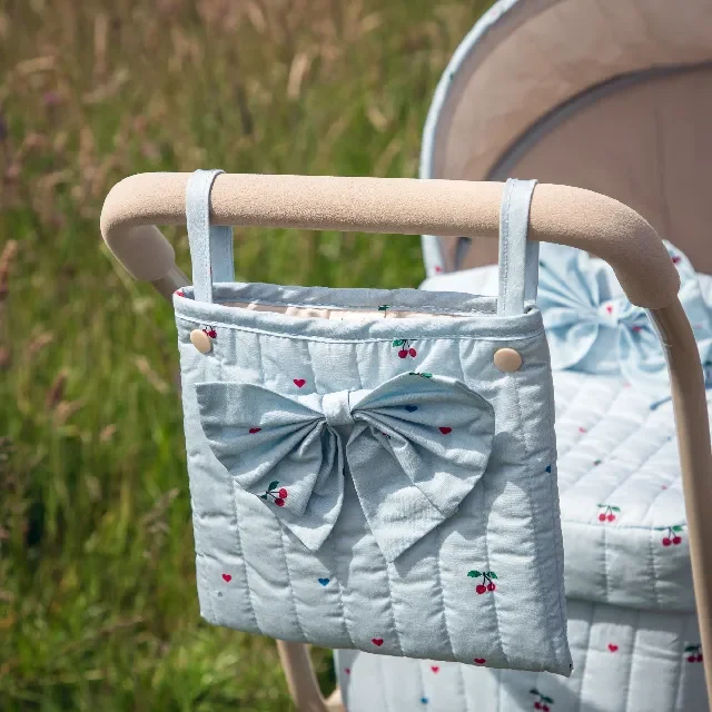 Konges Sløjd Minnie Puppenwagen mit Schleife, cherry blue coeur, exklusiv bei Kleines Karussell