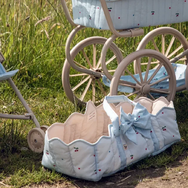 Konges Sløjd Puppentarge mit Schleife, cherry blue coeur, exklusiv bei Kleines Karussell