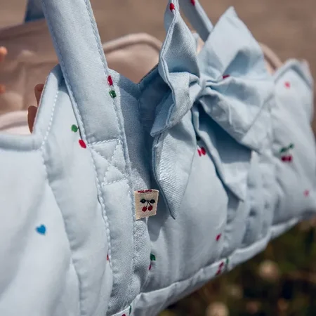 Konges Sløjd Puppentarge mit Schleife, cherry blue coeur, exklusiv bei Kleines Karussell