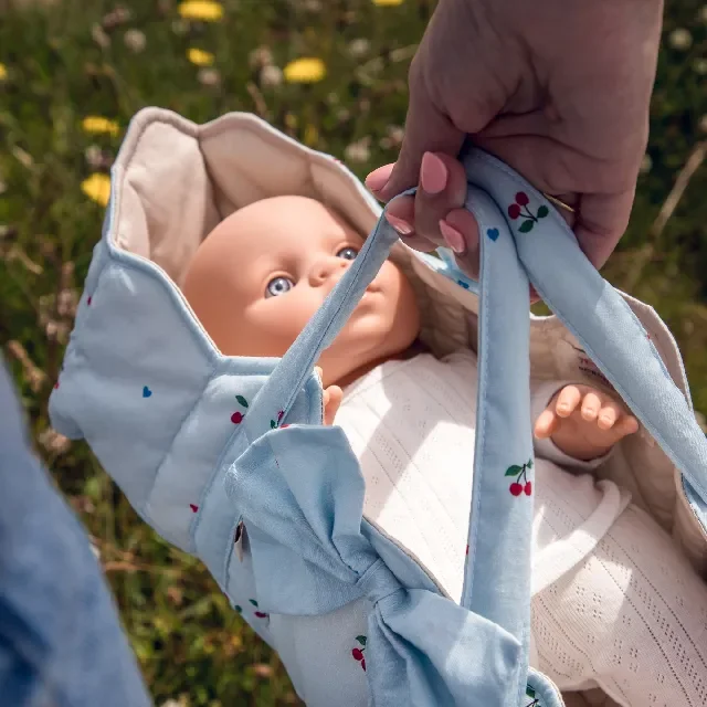 Konges Sløjd Puppentarge mit Schleife, cherry blue coeur, exklusiv bei Kleines Karussell
