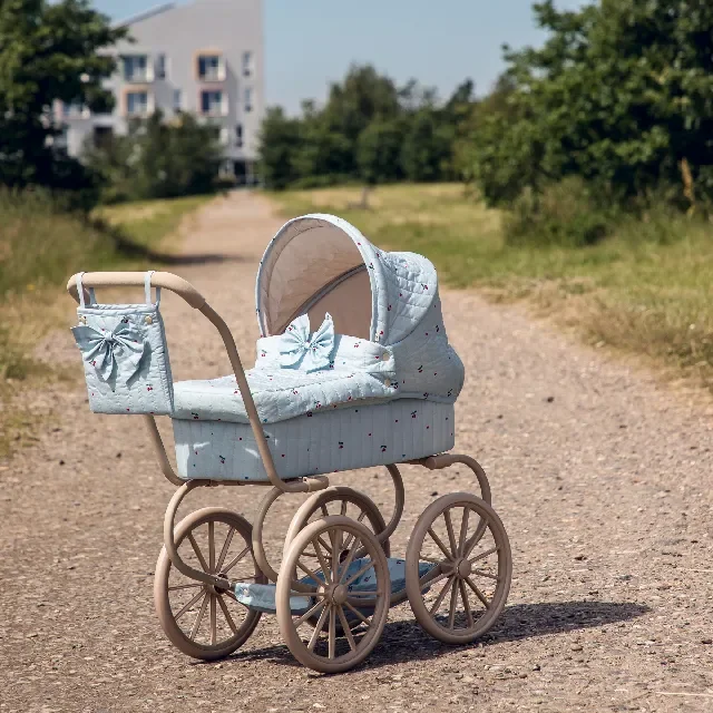 Konges Sløjd Minnie Puppenwagen mit Schleife, cherry blue coeur, exklusiv bei Kleines Karussell