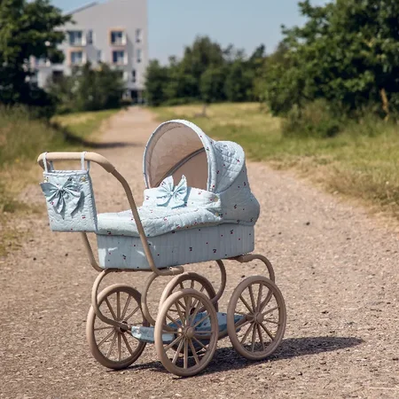 Konges Sløjd Minnie Puppenwagen mit Schleife, cherry blue coeur, exklusiv bei Kleines Karussell