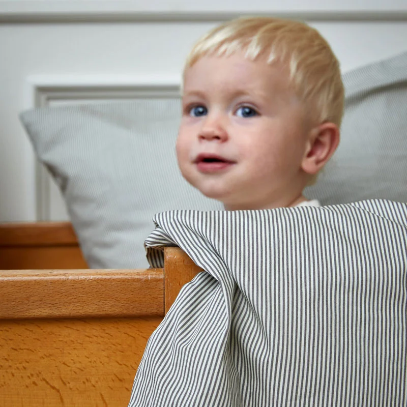 by KlipKlap baby sengetøj, Emil stripe Steel Grey