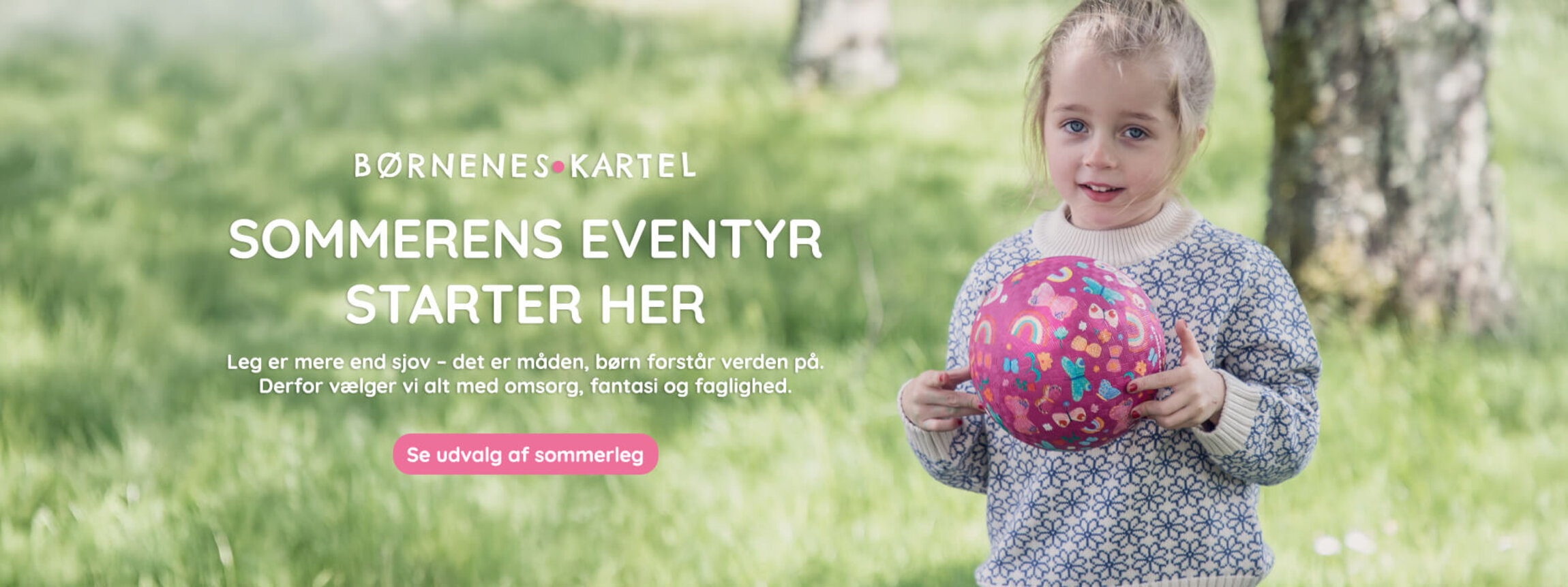 Pige der står med en pink bold i hånden og teksten: Sommerens Eventyr starter her står der