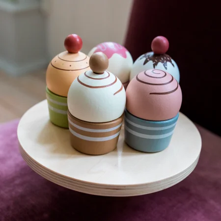 MaMaMeMo Cupcakes auf einer Kuchenplatte
