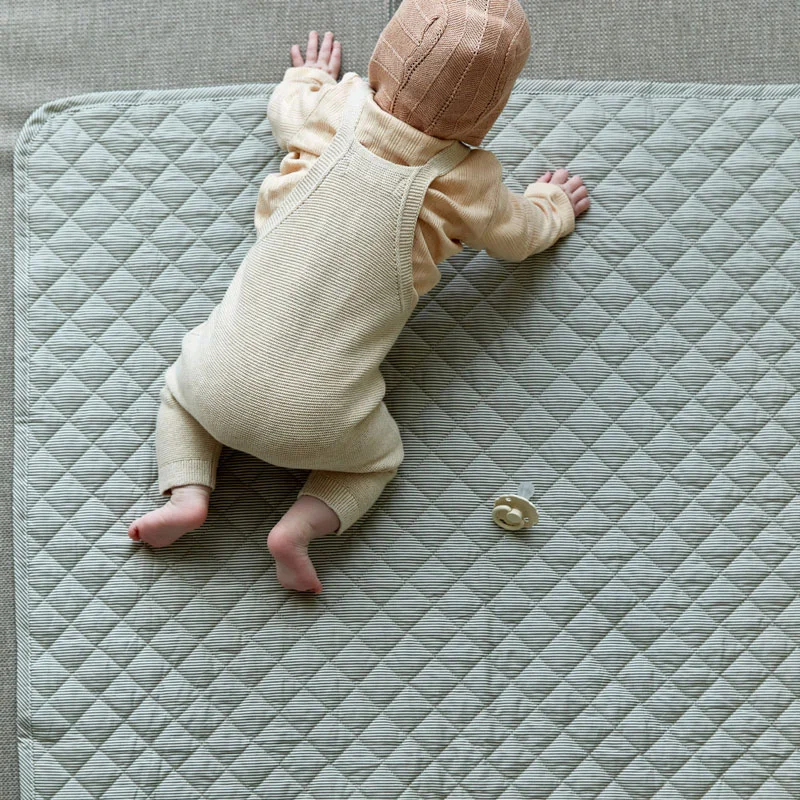 by KlipKlap legetæppe, stripe - Steel Grey