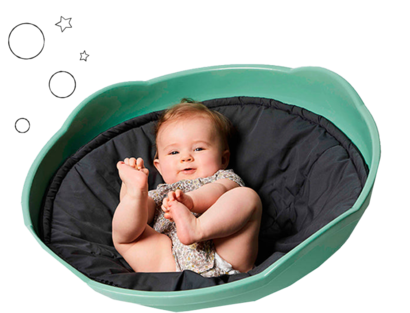 Baby der ligger i en grøn mini top fra Gonge