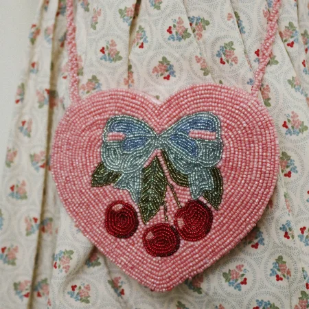 Konges Sløjd Perlen-Herztaschee, Amarena