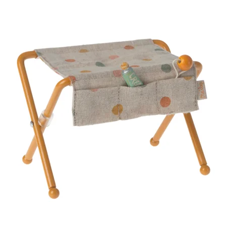 Maileg Wickeltisch Baby Maus - okker