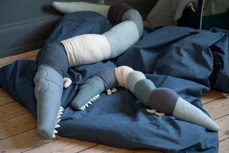 Sebra strikket pude, Sleepy Croc - Powder Blue