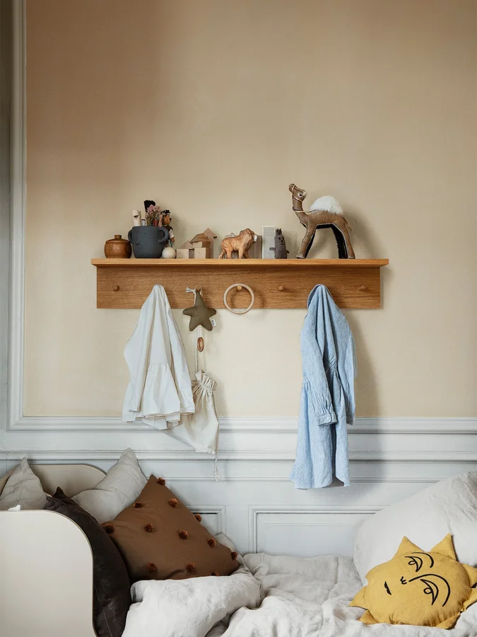 Ferm Living hylde med knager, large - Oak