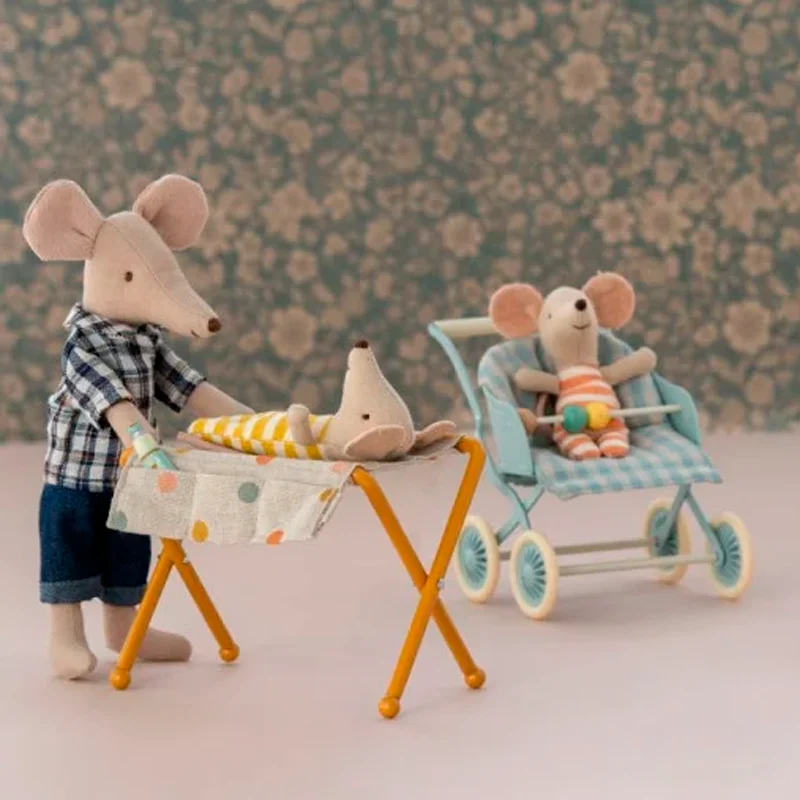 Maileg Wickeltisch Baby Maus - okker