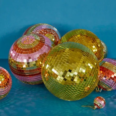 Rice mellem discokugle, pink og guld