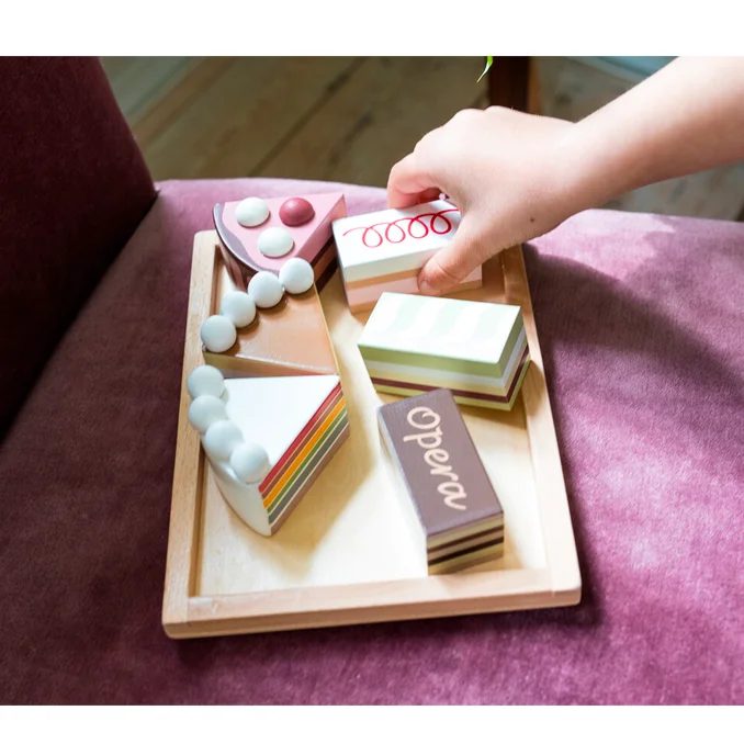 MaMaMeMo Tortenstücke auf einer Platte