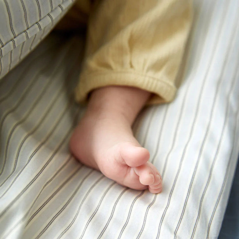 by KlipKlap baby sengetøj, Alfred stripe Moon Grey 