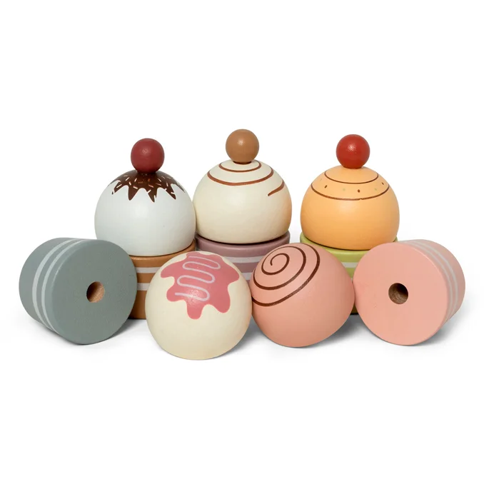 MaMaMeMo Cupcakes auf einer Kuchenplatte