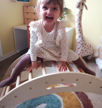 Barn der leger på en Hemmingsen klatrebue