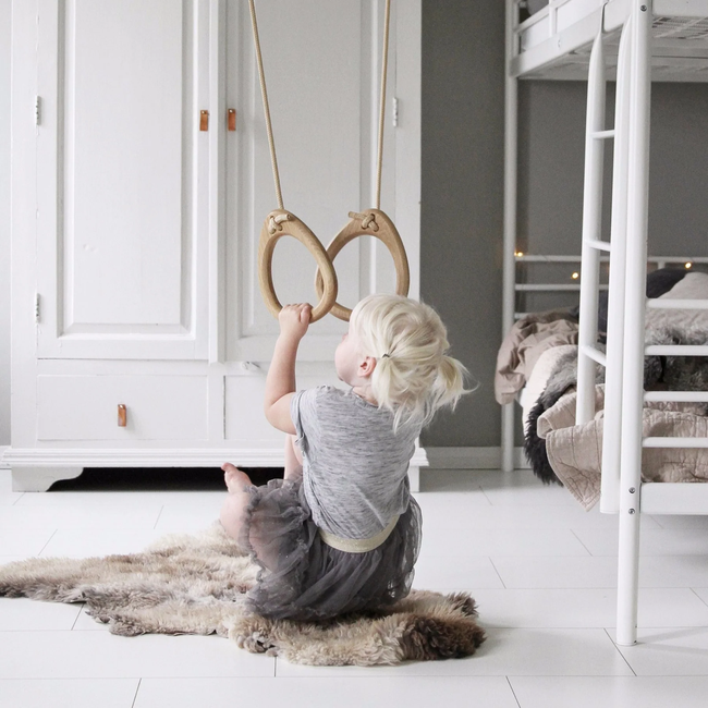 Et glad barn der sidder på en Scoot and Ride push and go