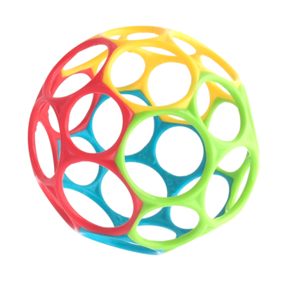 Gravid kvinde der sidder med en ammepude som støtte mens hun læser en bog