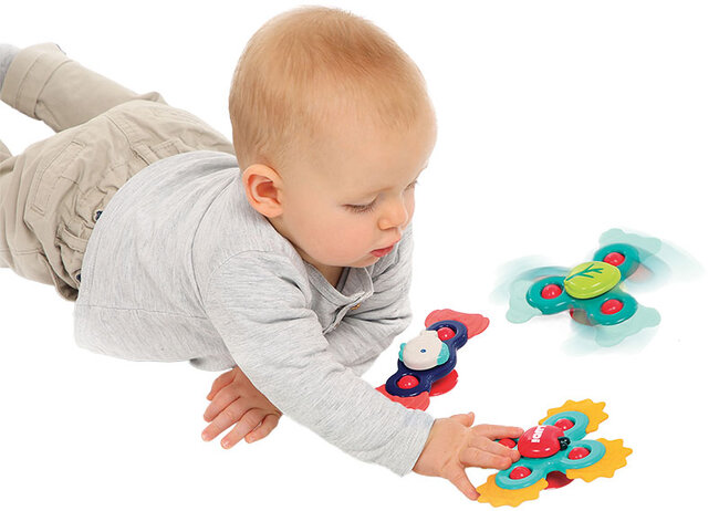 Gravid kvinde der ligger med en ammepude og sover