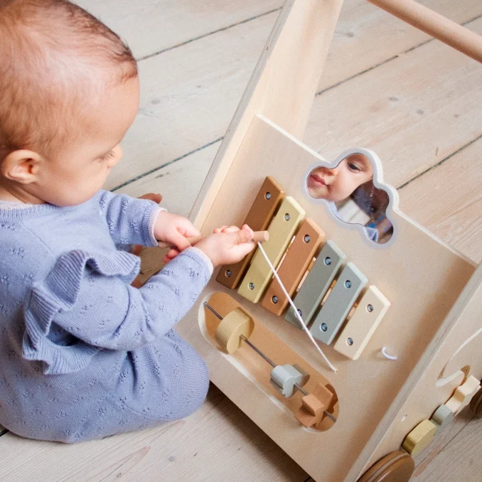 Konges Sløjd aktivitets gåvogn