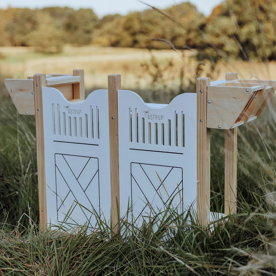 byASTRUP Pferdestall für 4 Steckenpferde