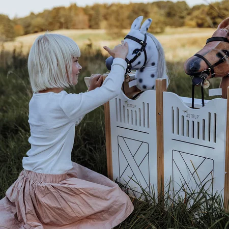 byASTRUP Pferdestall für 4 Steckenpferde