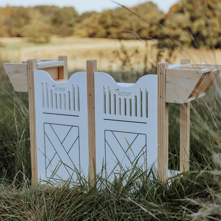 byASTRUP Pferdestall für 4 Steckenpferde